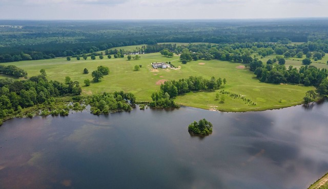Country Retreat on private 40ac Lake. 250 acres.9 Bedrooms + 2 Dorms -Sleeps 43