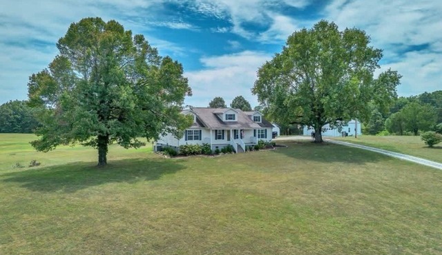 Country Retreat w/Hot Tub on 20 Acres in Dickson
