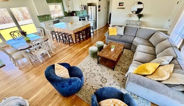 Country retreat w. mountain views + river access