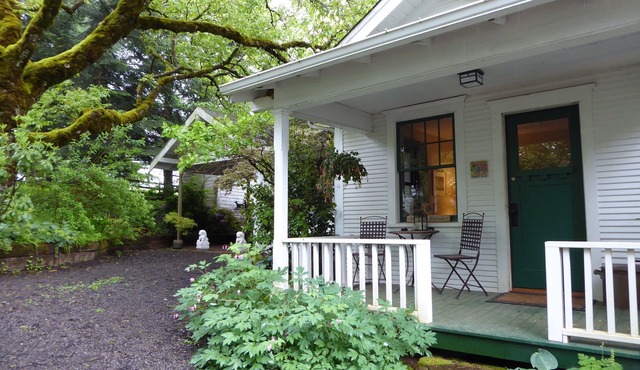 Country Retreat with Hot Tub and Hiking. Close to Waterfalls and Wedding Venues.