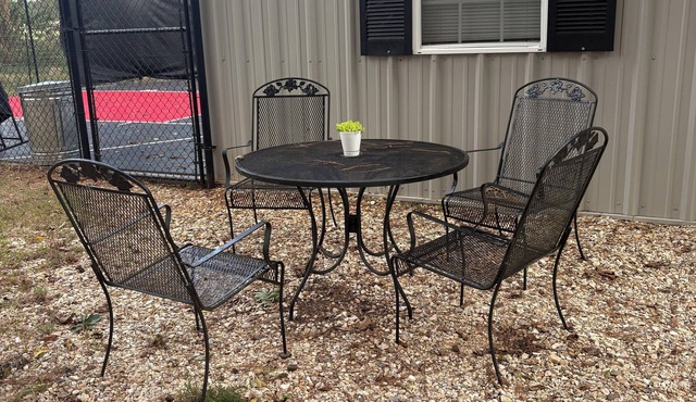 Country retreat within minutes to several towns with outdoor games ,petting farm