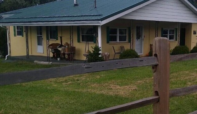 Country Roads Cottage w/fenced in yard close to state forests and WVU!