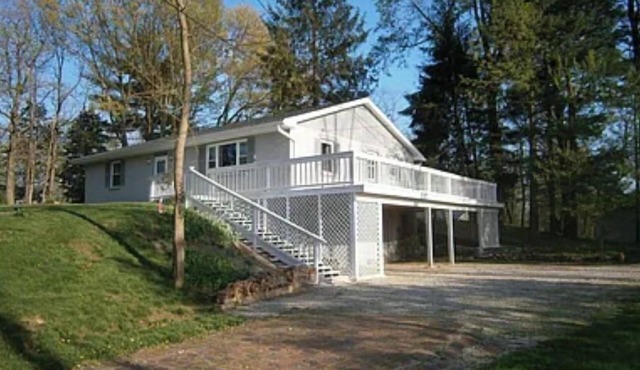 Country Setting Family-Sized House Minutes from Entertainment and Amenities