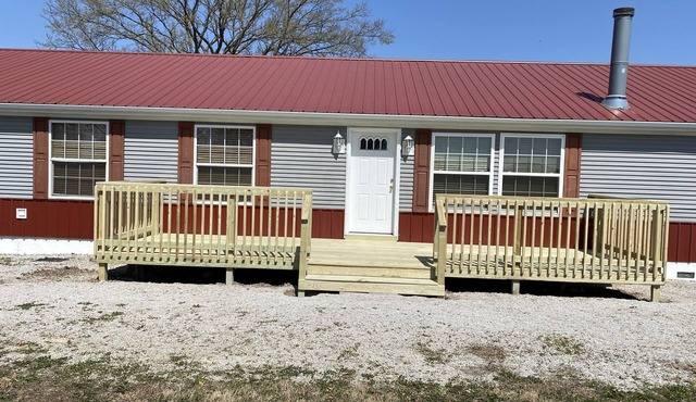 Country setting one mile from boat dock and beach .Now with Internet