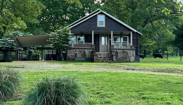 Country setting Old Log Home 5 mins to Spring River