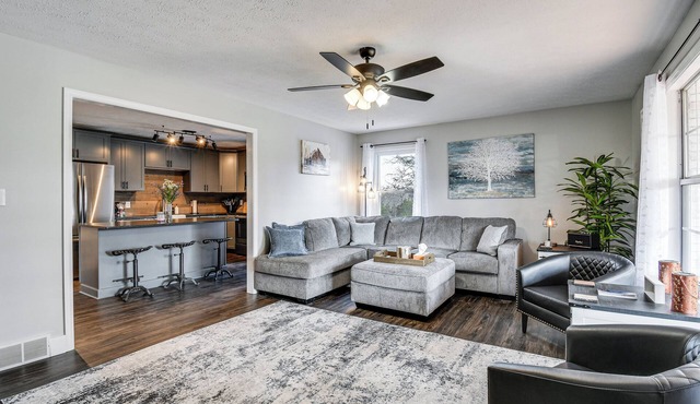 Country Setting w/Modern Feel! Group Stay in Waco
