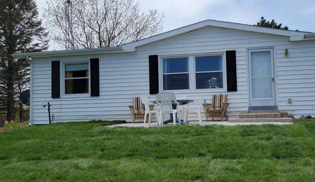 Country setting with a gorgeous Lake view and stunning sunsets/pet friendly.