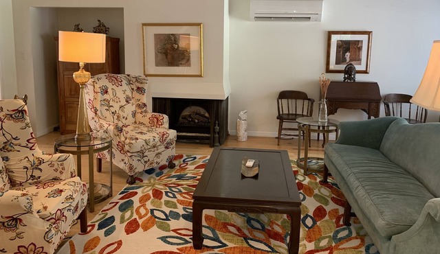 Country solitude, spacious pool home, 10 minutes to town.