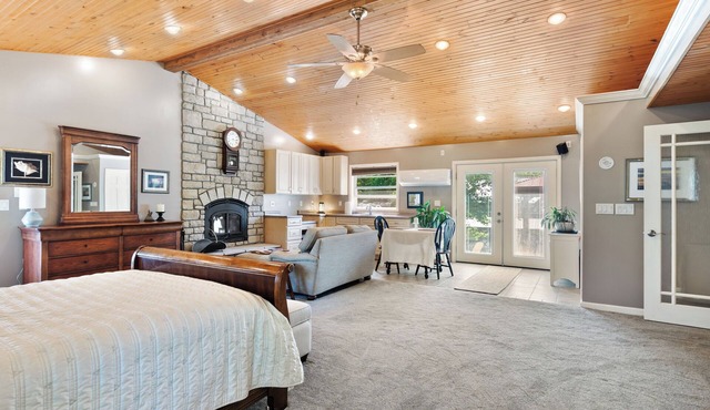 Country stay with hot tub & fireplace near Spooky Nook & Miami Univ.