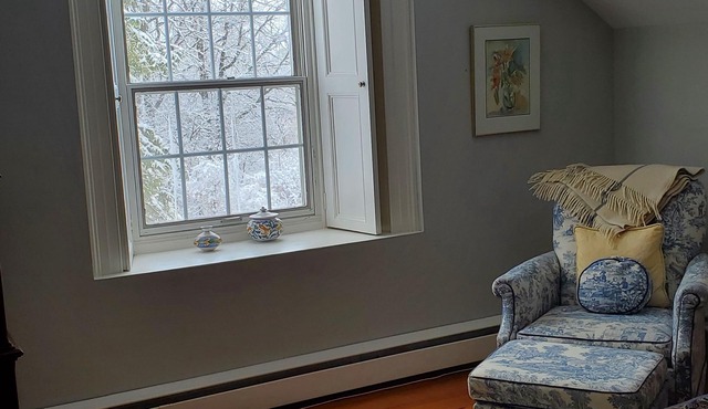 Country stone house on 40 acres, great base to explore historic Ottawa.