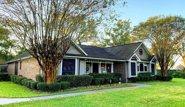 Country Style, 15mins downtown, entertaining space, Gazebo, large yard, parking