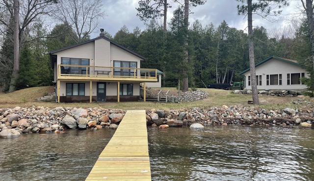 Country style 4 Bdrm with family suite, 3Ba house on Lake Metonga, Crandon WI.