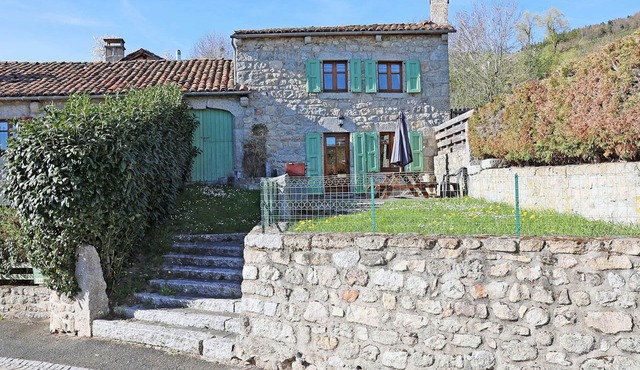 Country-style house 2 kms from shops