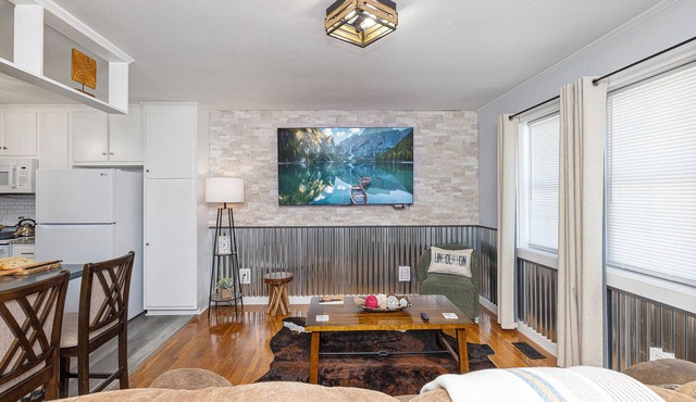 Country Styling - Large TVs, Nintendo, located in Town, 2 queens, EV