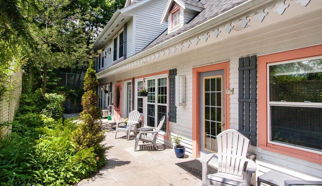 Country Suite - HotTub, KingBd, Downtown