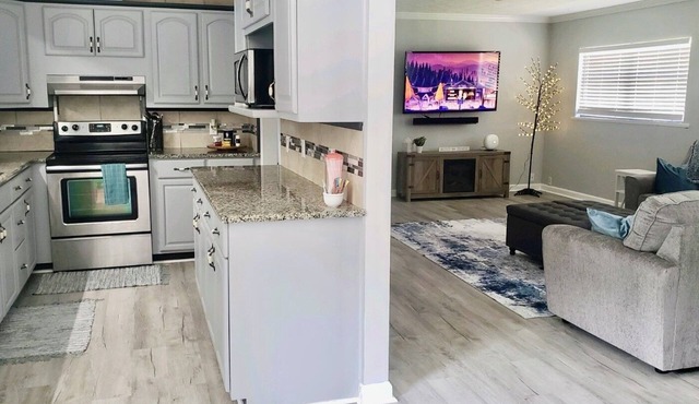 Country Sunshine ~ Updated House w/Private Pool