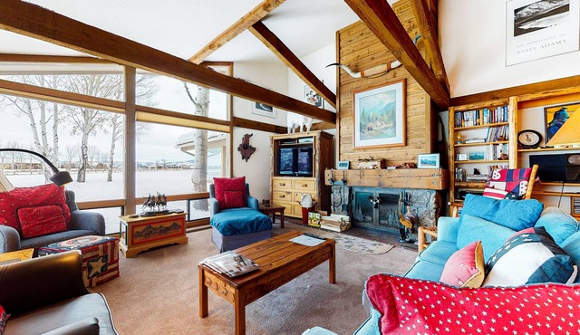 Country townhome next to golf course with mountain view & vaulted ceilings