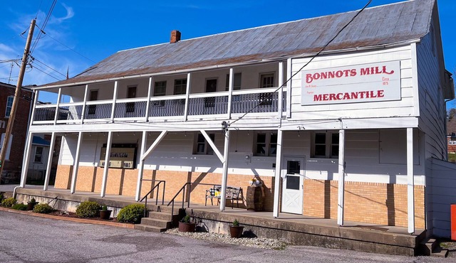 Country Townhouse near Osage River: Go boating, UTV gravel roading, fishing!