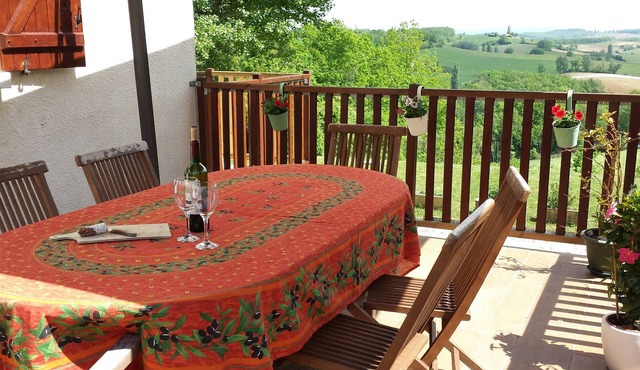 Country villa, beautiful view, children's play area, above ground pool, lac