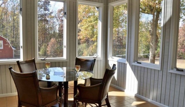 Country Villa - Lakefront Pool