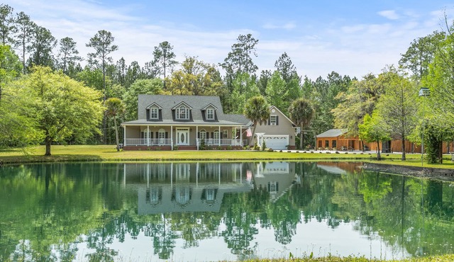 Country Villa pool hot tub game room pond