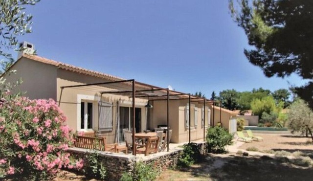 Country villa with private pool near Avignon