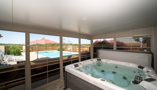 CountryEstate minutes away from South Haven. Swimming Pool, Hot Tub, Sport Court