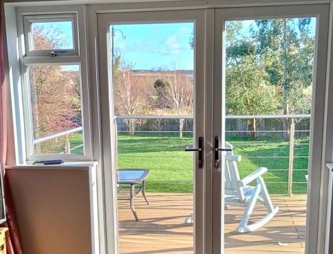 Countryside 2 Bed Bungalow with Stunning Views Free WiFi and Parking Ideal for Business and Leisure