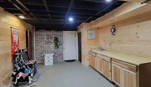 Countryside 6-bedroom house centrally located