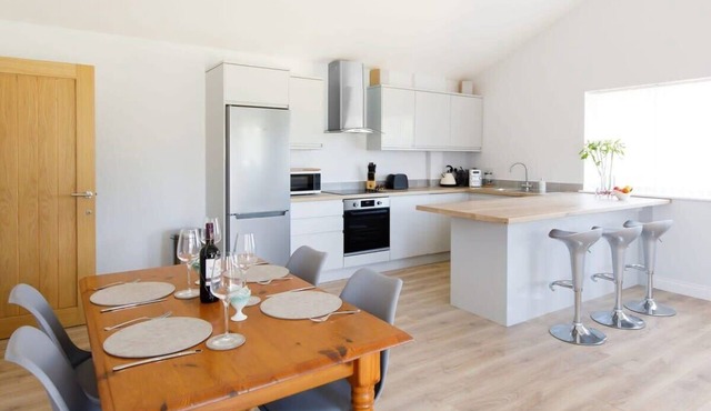 Countryside Bungalow for 4 Close to Beaches