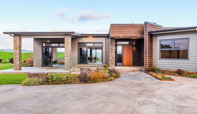 Countryside Comforts, beautiful modern house with rural and mountain views!