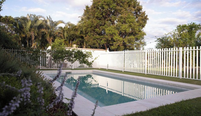 Countryside Cottage - Family Friendly Poolside Oasis 5 mins from town!