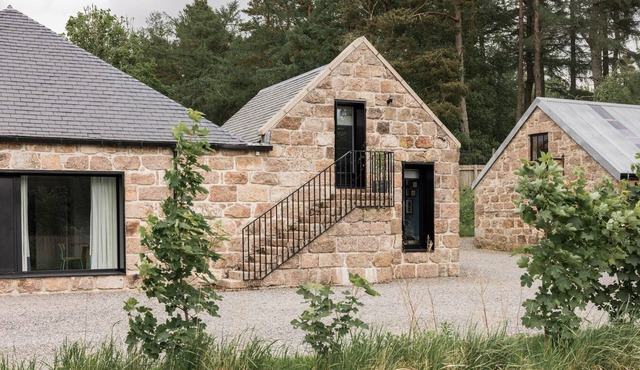 Countryside cottage featuring a spacious kitchen and dining area sleeping 7. Includes a wood fired hot tub and Big Green Egg BBQ.