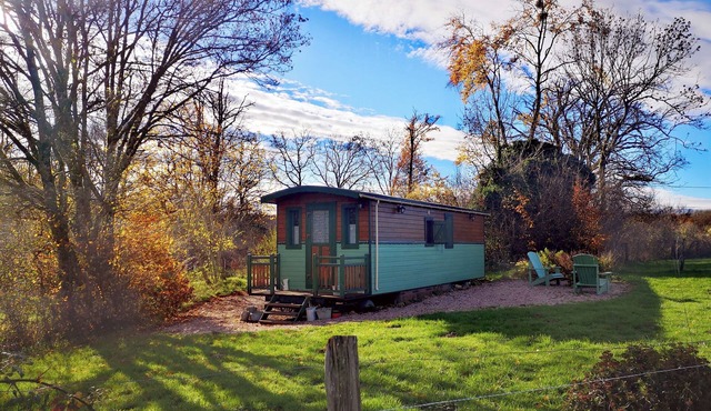 Countryside Cottage – Romantic Roulotte in Burgundy with Heated Nordic Hot Tub