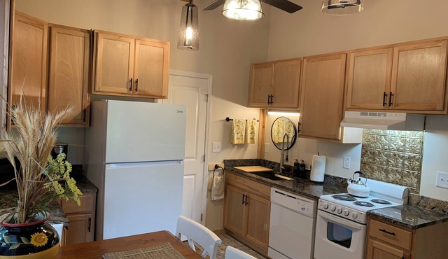 Countryside Cottage “The Jasmine House” Close to NC & SC Carolina Beaches