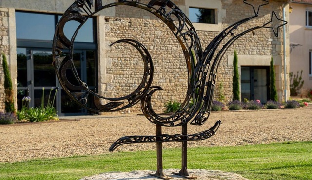 Countryside cottage with spa and parking, pets allowed