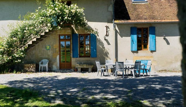 Countryside cottage with pool and Wifi in Souvigny