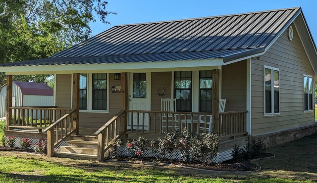 Countryside Cowboy Cabin is only minutes from Frankston and pet friendly!.