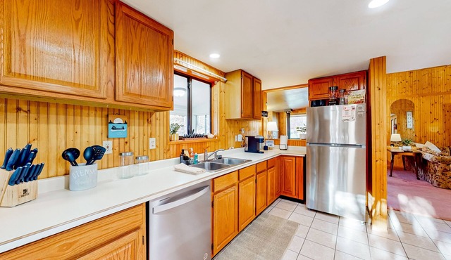 Countryside dog-friendly home with mountain views, alfresco patio & WFH desk