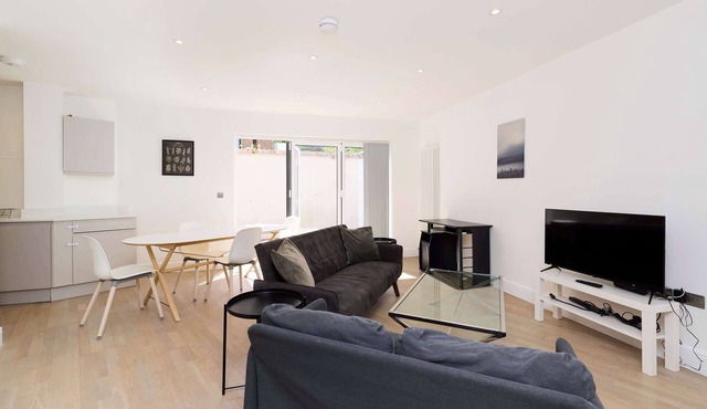 Countryside Edge Flat - Split-level Tadworth flat