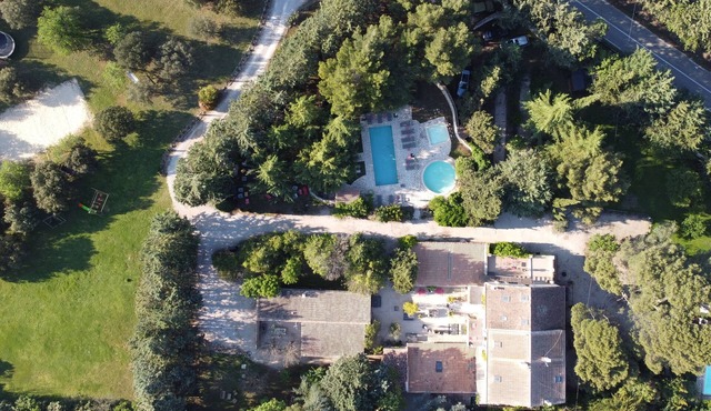 Countryside estate near Avignon, sleeps > 45, swimming pools, activities, garden