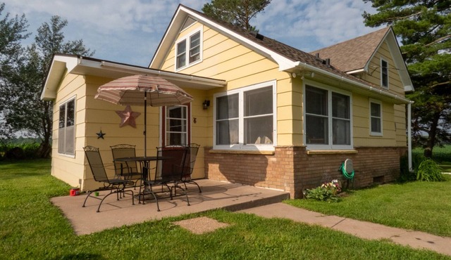 Countryside gem right by the lake!