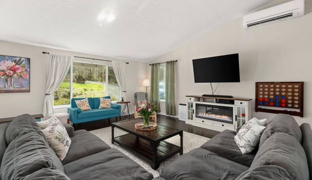 Countryside Getaway: King beds, fire pit, and fast wifi!