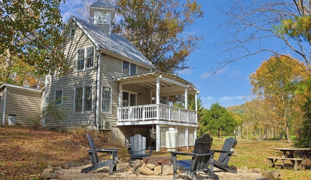 COUNTRYSIDE GETAWAY: Two bedroom cottage in Sperryville near Old Rag Mtn.