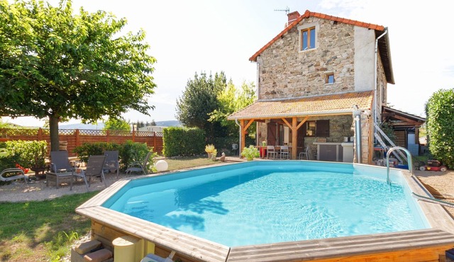 Countryside holiday home with pool