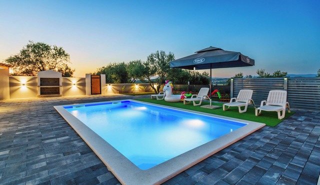 Countryside Holiday Home - Pool, big terrace