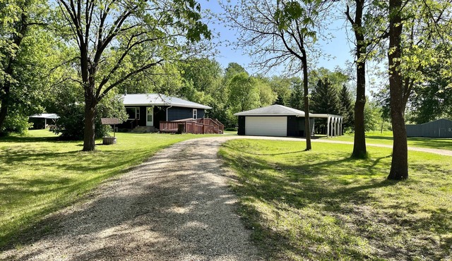 Countryside Home, Dog Friendly, Large Yard, Near Several Lakes