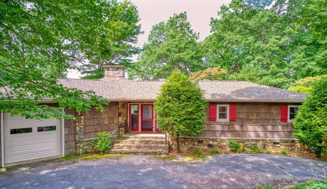 Countryside home with gorgeous mountain view, fireplace & huge deck