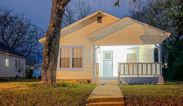 Countryside house with porch, backyard, washer/dryer, & central AC- dog-friendly
