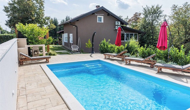 Countryside retreat with heated pool and jacuzzi near Zelina.
